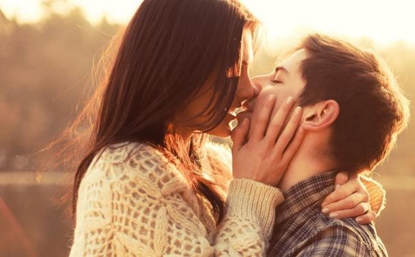 那些甜蜜拥吻的微信头像爱情就是从无水印开始